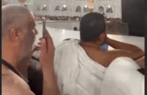 قبالة الكعبة.. حاج مصري يهدد مديونا له بالدعاء عليه